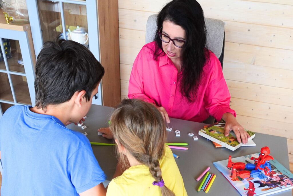 Kate Says Hello zdjęcie główne nauka przez zabawę